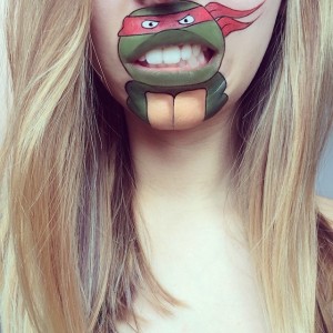 Dudağına Ninja Kaplumbağa Çizen Kız