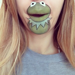 Dudağına Kermit Çizen Kız