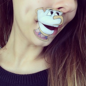 Dudağına Çizgi Karekter Çizen Kız
