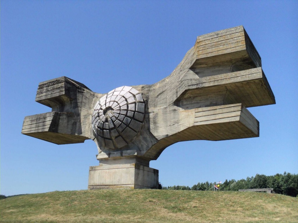 "Devrim Anıtı", İkinci Dünya Savaşı'nın kurbanlarına adanmış Hırvatistan'da bir anıt. 