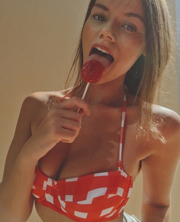 lolipop yiyen kadın